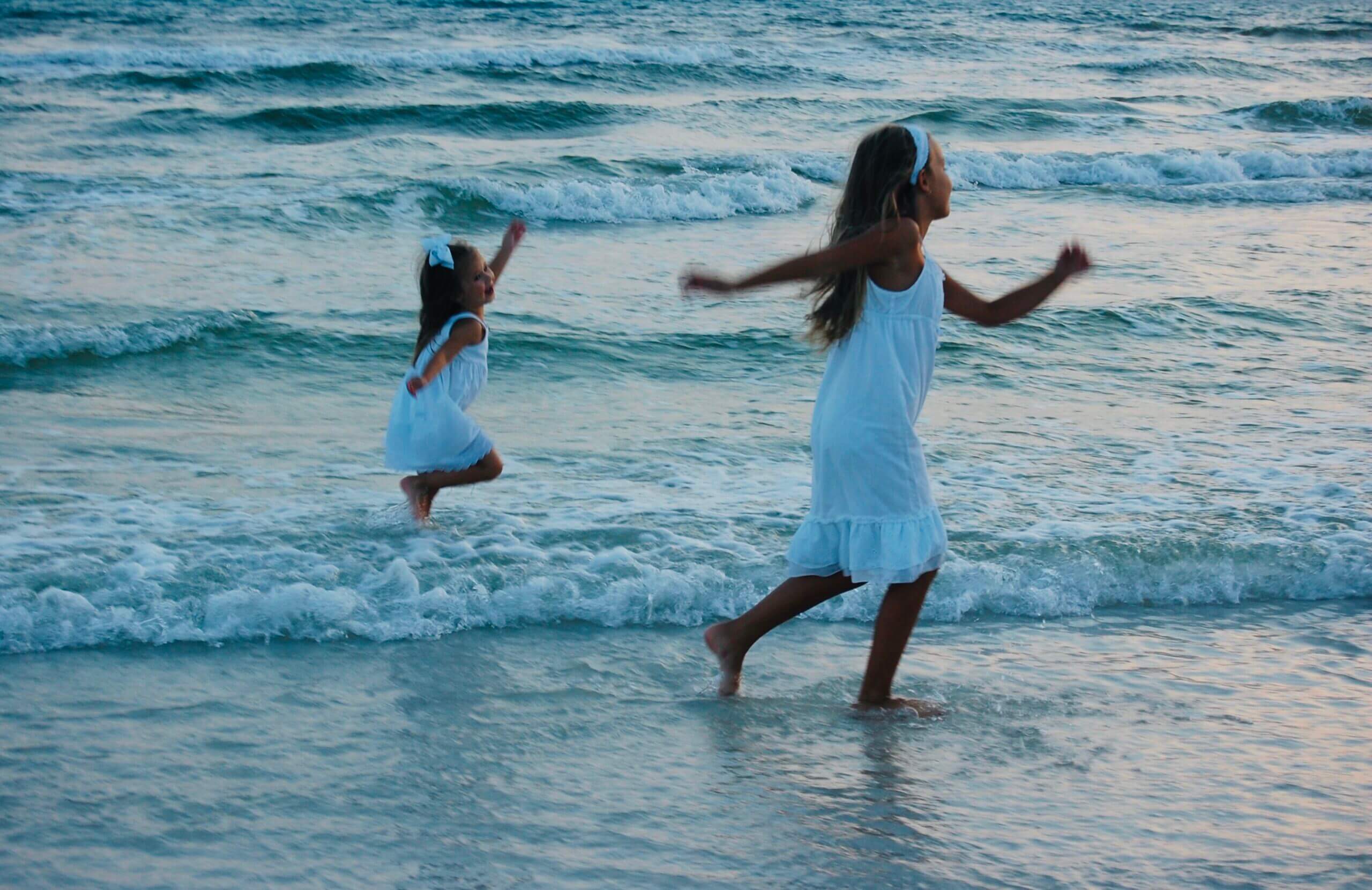 girls on a beach-what makes a good friend